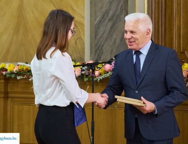 Központi ballagás – „Áldott, aki előre néz”