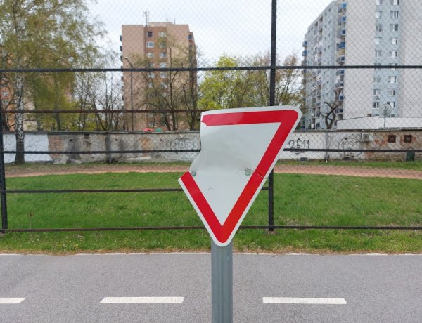 Harmadszorra is megrongálták a táblákat a KRESZ-tanpályán, a Krúdy Gyula utcán