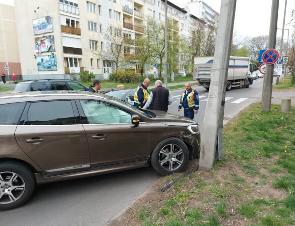 Kifordult egy autó a Sarkantyú utcáról és ütközött egy Kossuth utcán haladó járművel