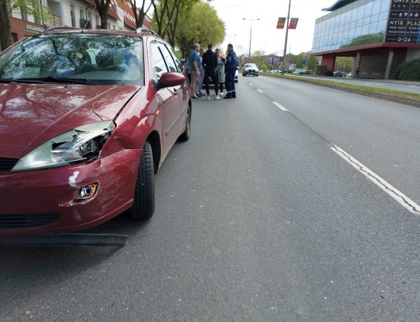 Szabálytalan sávváltásból történt baleset a Szegfű utcán