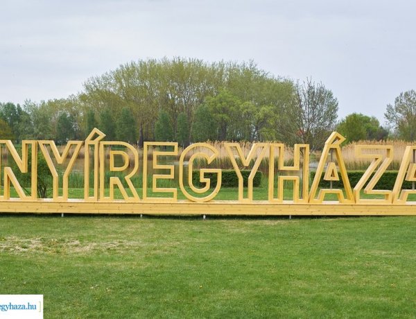 Városfelirat a Bujtosi-tó mellett – Egy újabb látványosságot adtak át Nyíregyházán