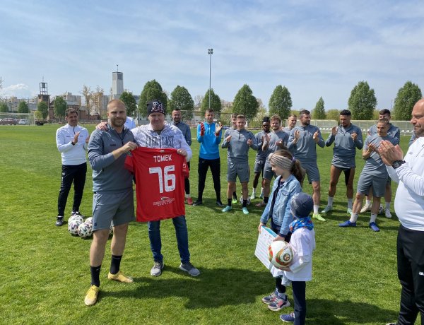 Nemes gesztus - Betegségből meggyógyuló szurkolóját hívta edzésre a Szpari