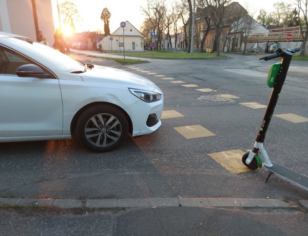 Egy roller és egy személyautó ütközött egy kijelölt átkelőhelyen a Nádor utcánál