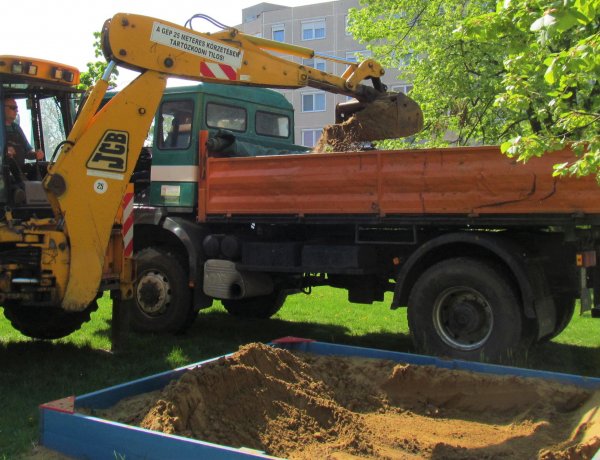 A NYÍRVV Nonprofit Kft. munkatársai megkezdték a Nyíregyházán lévő játszóterek homokozóinak közegészségügyi homokcseréjét