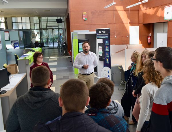 Diákok látogattak a nyíregyházi kormányablakba