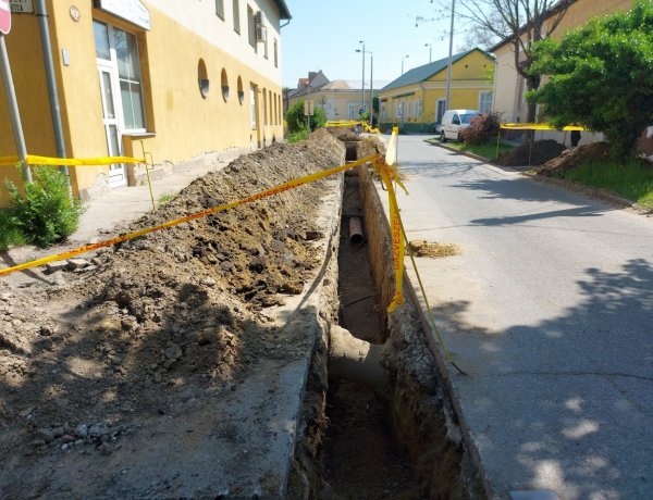 A Kürt utcán zsákutca táblát helyeztek ki gázvezeték fektetése miatt