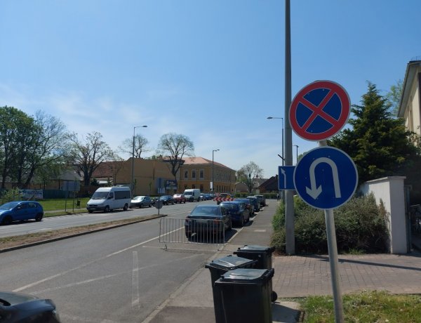 Az András utcán korlátozott a megállás, ugyanis a visszakanyarodás ezen a szakaszon engedélyezett