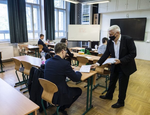 Történelemből érettségizik több mint 70 ezer diák szerdán