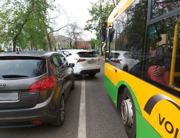 Egy szabálytalanul parkoló autós a Bessenyei téren okozott fennakadást