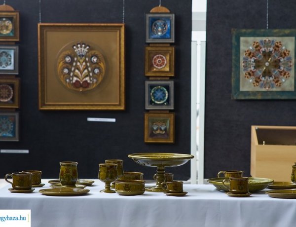 7 műfaj, 1 forrás, 7 alkotó – Kiállítás nyílt a Váci Mihály Kulturális Központban