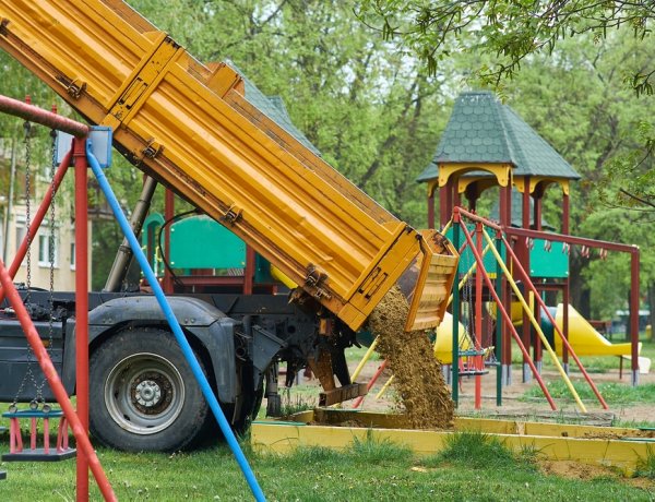 Homokcsere a játszótéren – 86 helyszínen lát el közegészségügyi feladatot a NYÍRVV