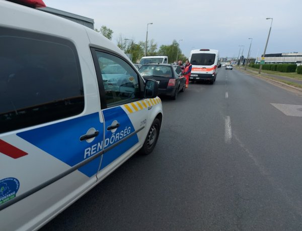 Az Orosi úton egy betegszállító és egy személyautó ütközött
