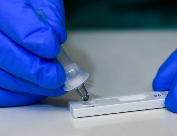 Szijjártó Péter: Magyarország több mint félmillió koronavírus-teszttel segít három térségbeli országot