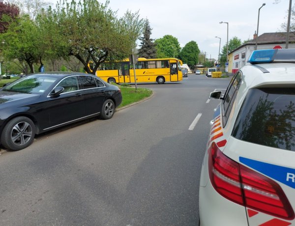 Elgázolt egy biciklist egy kanyarodó autó a Sarkantyú utcánál