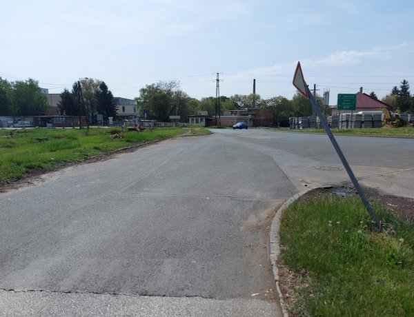 Nekitolatott egy KRESZ-táblának egy ismeretlen jármű a Huszár sor és Toldi utca csomópontjában