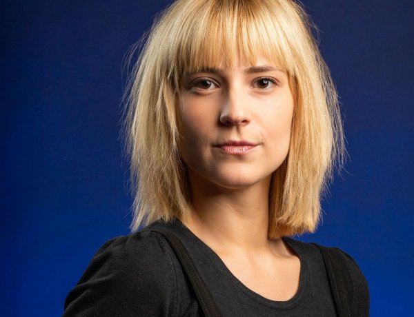 „Igazából most kezdődik a színész-életem” – A Jó estét nyár, jó estét szerelem és az Augusztus Oklahomában igazán közel áll Ténai Petra színművészhez