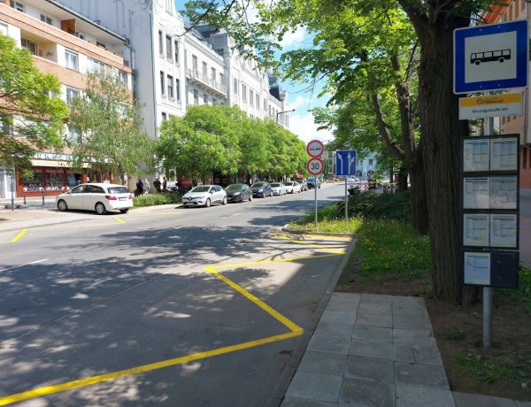 Ideiglenesen új helyre kerültek a buszmegállók a Széchenyi utcán