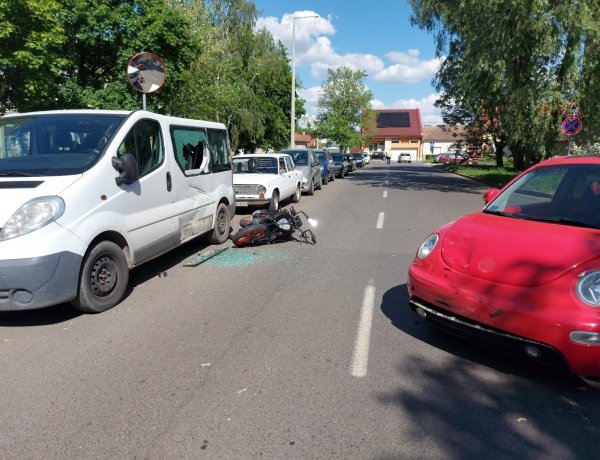 Motor és autó ütközött a Sarkantyú utcán, a motoros egy ott parkoló autónak is nekicsúszott