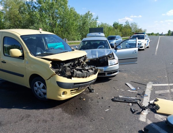 Nagy erővel ütközött össze két autó a 4-es számú főúton