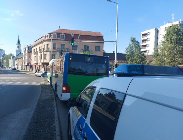 Szabálytalanul váltott sávot egy autó és nekiment egy busznak szerda reggel, majd elhajtott a helyszínről