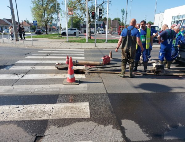 Műszaki hiba történt a csapadékvíz-elvezető rendszerben, a Szegfű utcán lezárták az egyik Örökösföld irányába haladó sávot