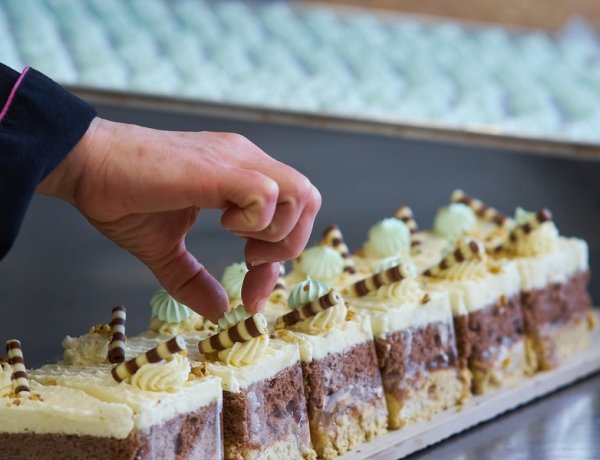 Készül a város tortája