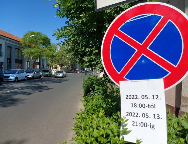 Csütörtök este 6 órától péntek este 9 óráig a belváros számos helyszínén tilos a parkolás a nagyszabású kerékpáros verseny miatt