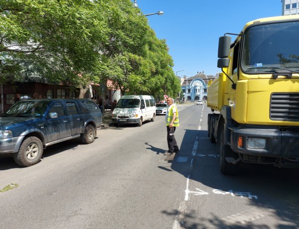 Jelzőőrök irányítják a forgalmat még pénteken és szombaton is a Széchenyi utcán az útfelújítások idején