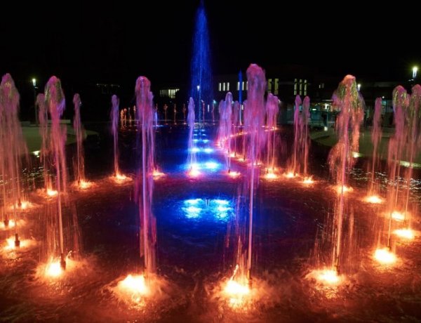 Több zenei blokk a sóstói szökőkútnál