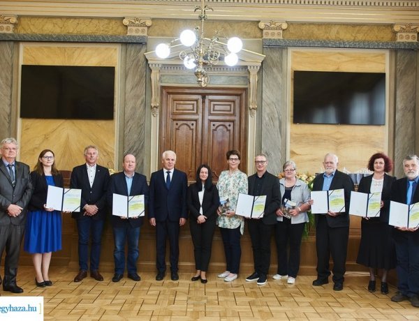 Emléklapok és díjak – A Nyíregyházi Települési Értéktár gondnokai, illetve a korábbi rajzpályázatok díjazottjai vették át okleveleiket