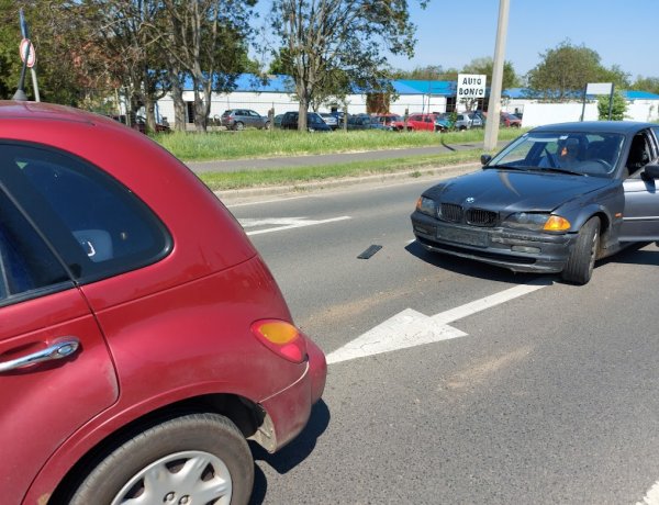 Csütörtökön délután a 41-es számú főútvonal bevezető szakaszán, a Pompás utcánál ráfutásos baleset történt