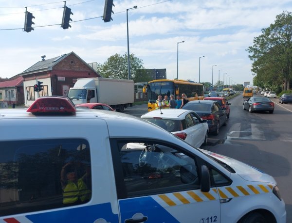 A 4-es főútvonal Inczédy sori szakaszán a belső sávban hármas ráfutásos baleset történt
