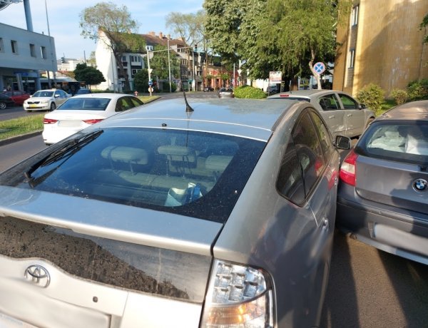 Hármas baleset történt a belvárosban, a Zrínyi Ilona utcán