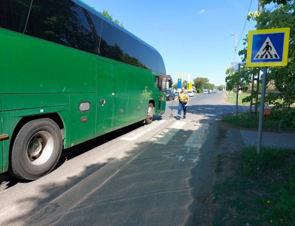 Kijelölt átkelőhelyen gázolt el egy busz egy kislányt, súlyos sérülésekkel szállították kórházba