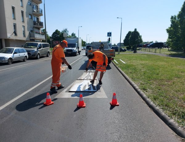 Burkolati jeleket festenek Örökösföldön kedden délutánig