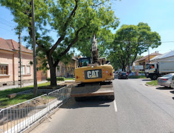 A Szarvas utcán időnként váltakozó irányban halad a forgalom