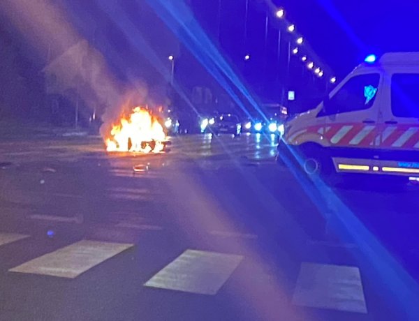 Személygépkocsi és segédmotoros kerékpár ütközött Nyíregyházán, az ütközés következtében a robogó kigyulladt