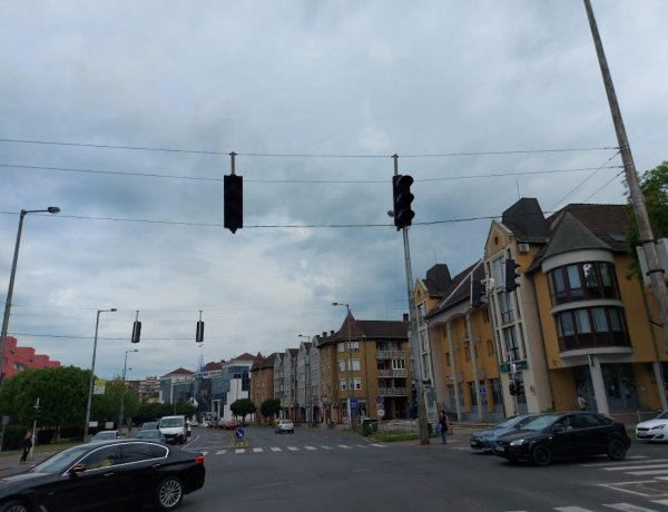 Kedden reggel a Vay Ádám körúton kikapcsolták a jelzőlámpákat, ugyanis egy új, korszerűbb kapcsolószekrényt helyeztek üzembe