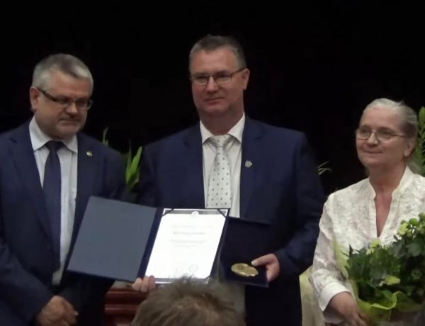 Egyesületi emlékplakettel ismerték el Mészáros Szilárd munkáját a Magyar Népművelők Egyesületének 38. vándorgyűlésén