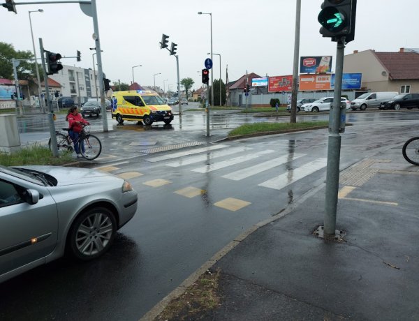 Megcsúszott és felborult egy motoros a vizes burkolaton a Debreceni úti felüljárónál