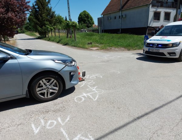 Két autó ütközött össze a Varázs utca és Élet utca kereszteződésében