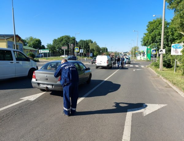 Négyes ráfutásos baleset történt a Pazonyi úton