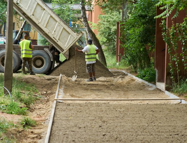 Járdafelújítás a Korányi tömbbelsőben – Hamarosan elkészül a beruházások utolsó üteme