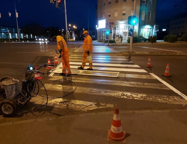 Este 8 és hajnal 2 óra között festik a burkolati jeleket a nagy forgalmú, jelzőlámpás csomópontokban