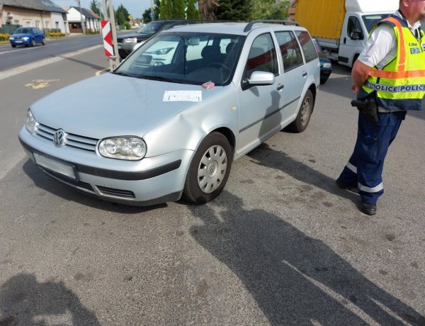 Nekiment egy autónak egy másik jármű a Kállói úti bolt parkolójában