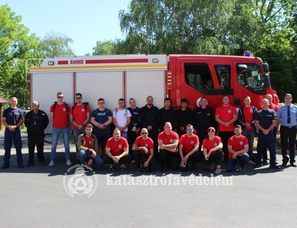 Negyven órás tűzoltó tanfolyamon vannak túl