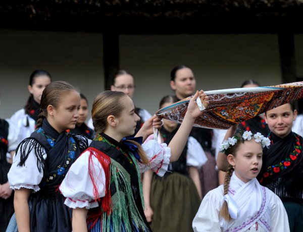 Pünkösdi sokadalom a Sóstói Múzeumfaluban