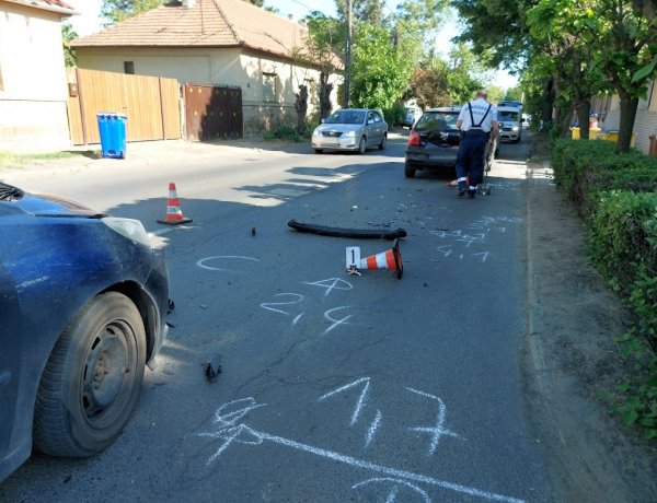 Csütörtökön reggel hármas ráfutásos baleset történt a Derkovits utcánál