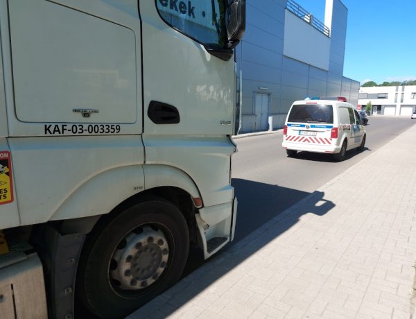 Egy személyautó és egy kamion ütközött a László utcánál