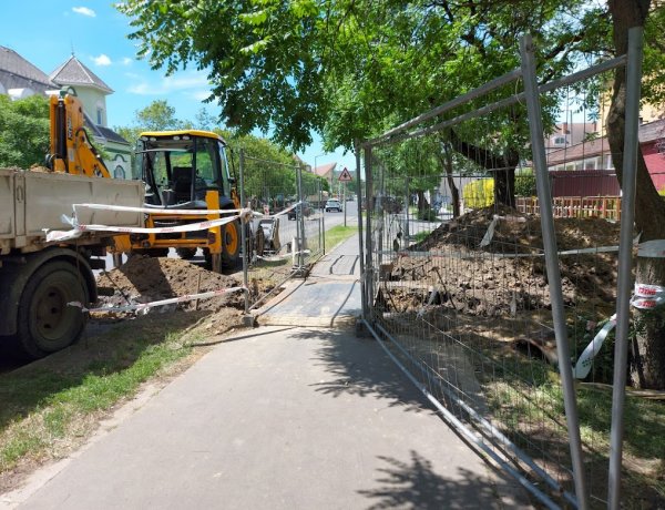 A Széchenyi utcán a Nyírtávhő a járdán és a kerékpárúton korlátozza a közlekedést